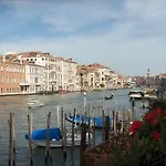 Honeymoon On Grand Canal Pensión