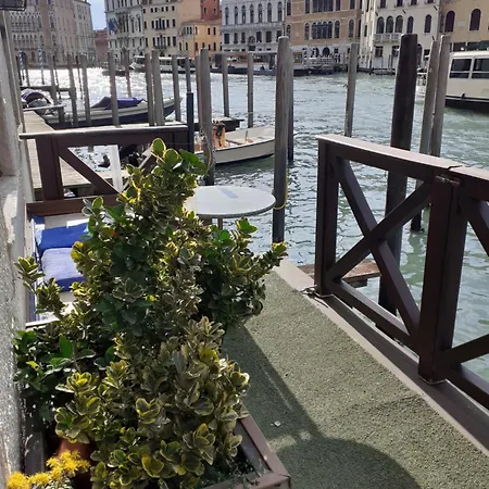 Honeymoon On Grand Canal *