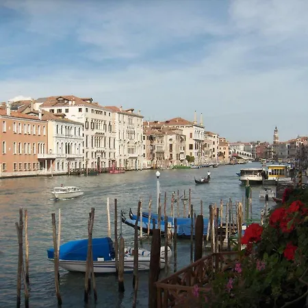 Honeymoon On Grand Canal Guest house